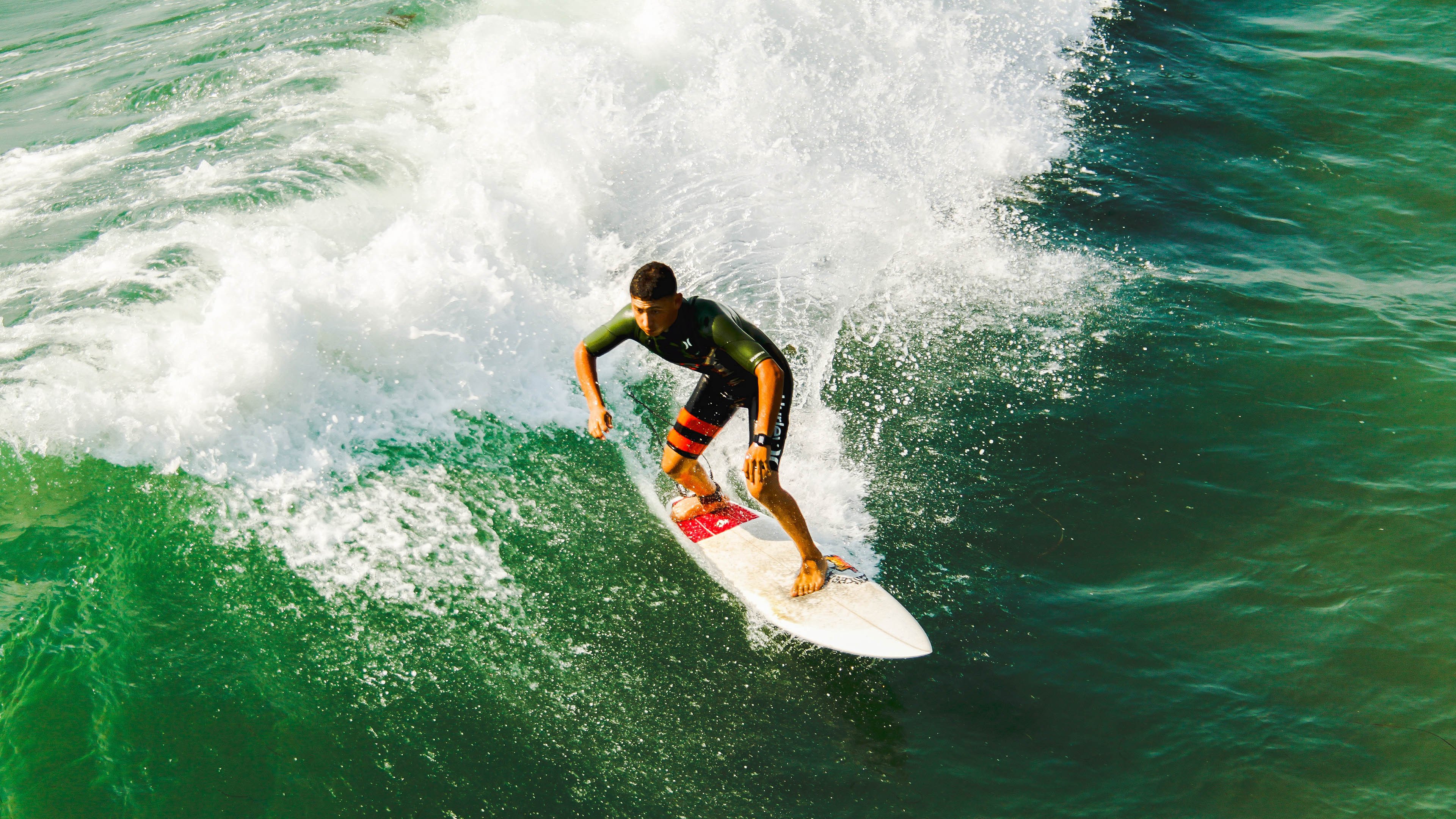 “村BA”篮球赛事与NBA球员吉米·巴特勒联动，吸引大量观众关注