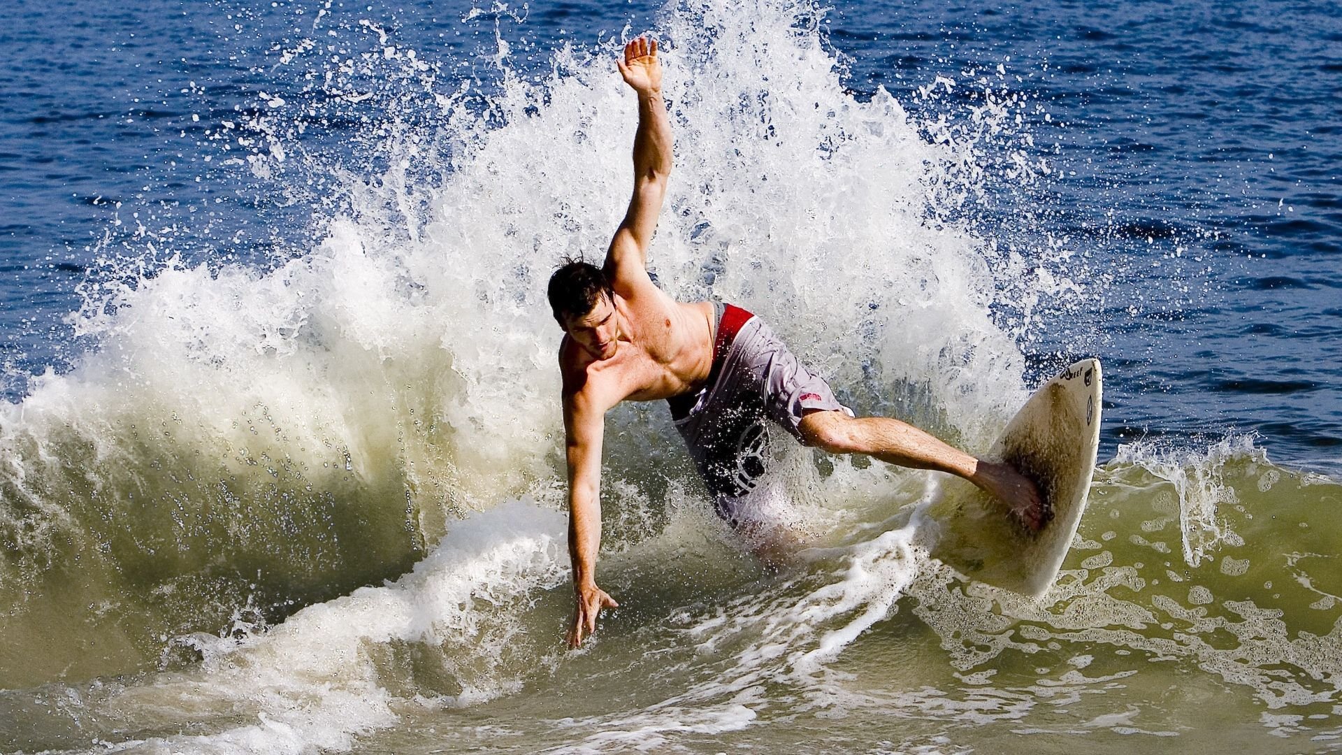 富勒姆防守反击犀利，白百合能否保级？